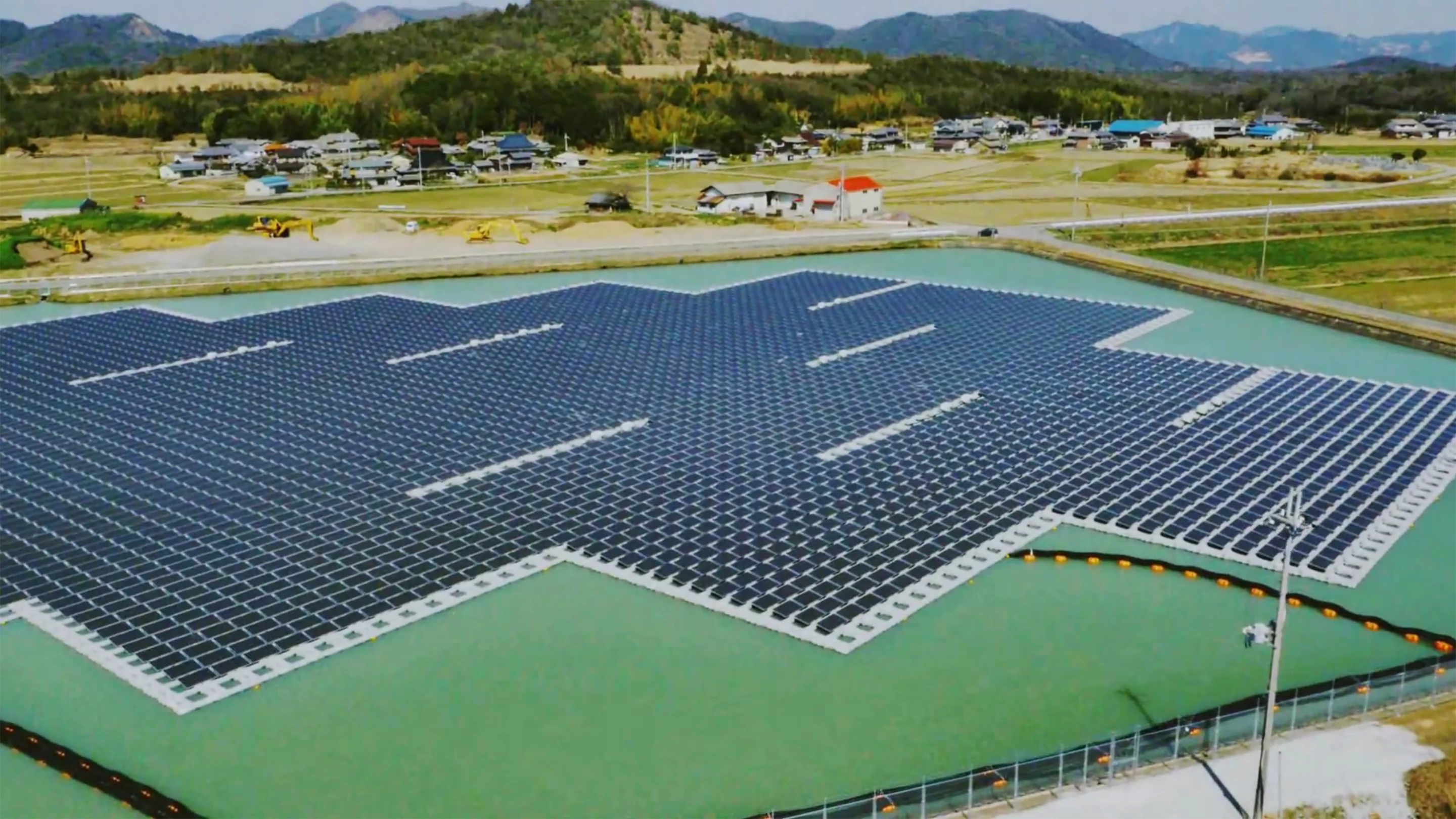 Aerial view of the floating power plant at Nishihira Pond (Photo: Kyocera Corporation, Century Tokyo Leasing Corporation)