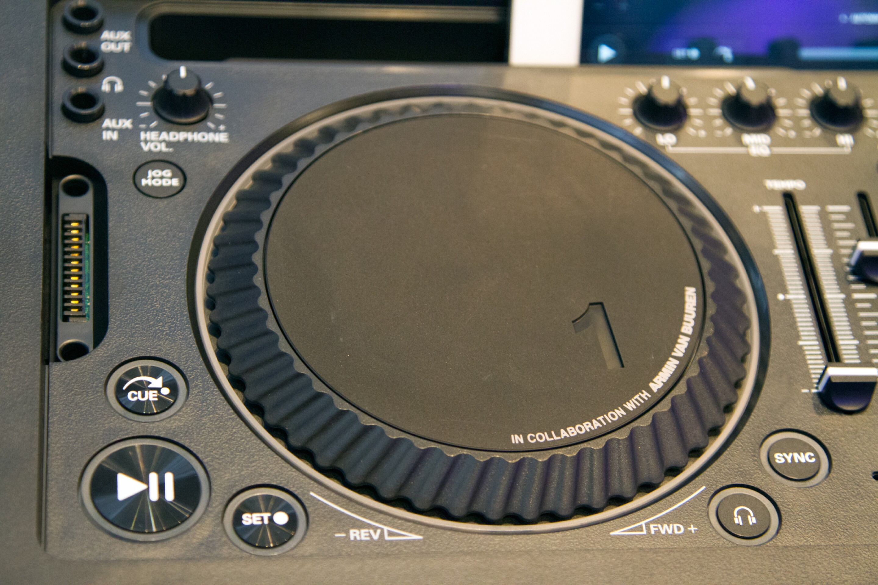 Philips unveils M1XDJ Sound System for iPad
