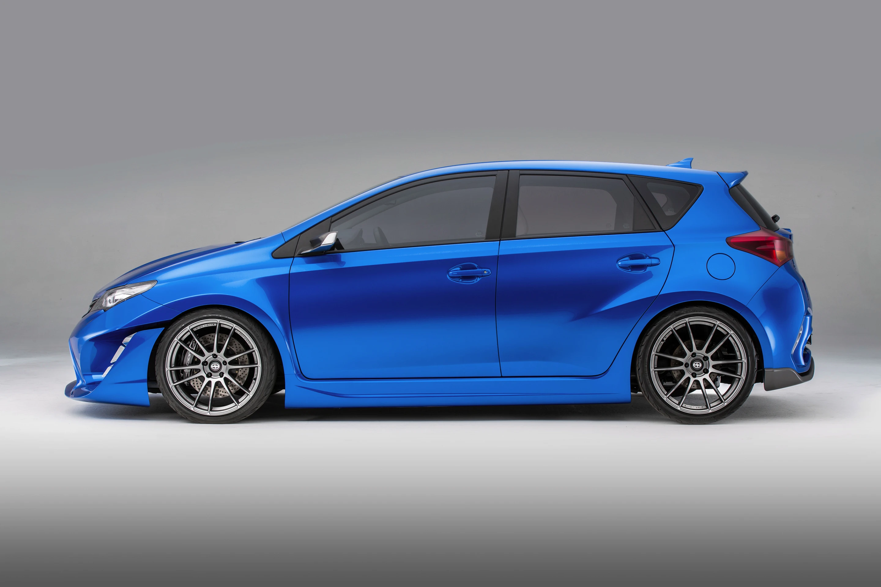 It also features an adjustable-height racing suspension