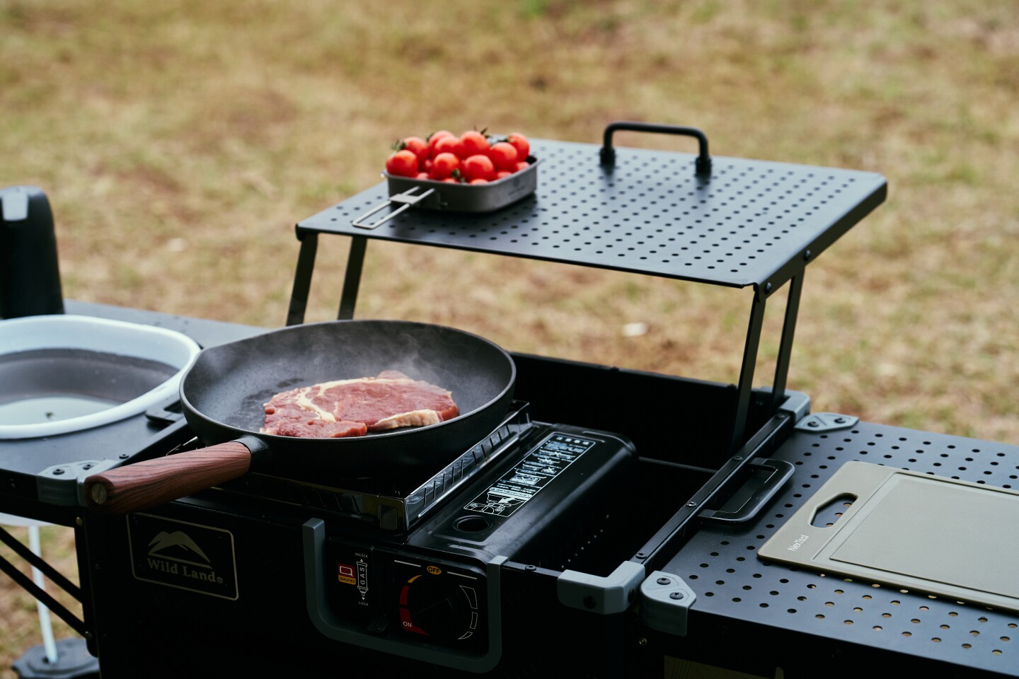 The lifting lid becomes a shelf behind the single-burner gas stove