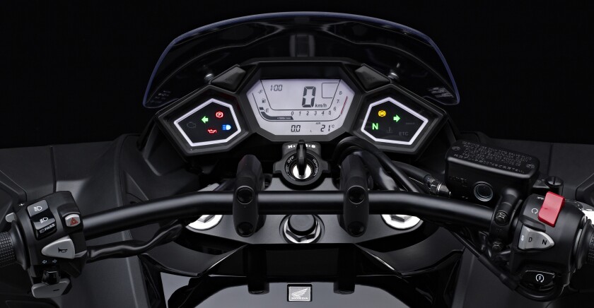 The Vultus' instrument panel plays the "fighter pilot" cockpit metaphor to the full - it is viewed from a much lower angle than normal due to the lower seat height, is wider than normal, the digital instruments are outlined with LED lights, and the central display changes colour depending on the mode deployed.