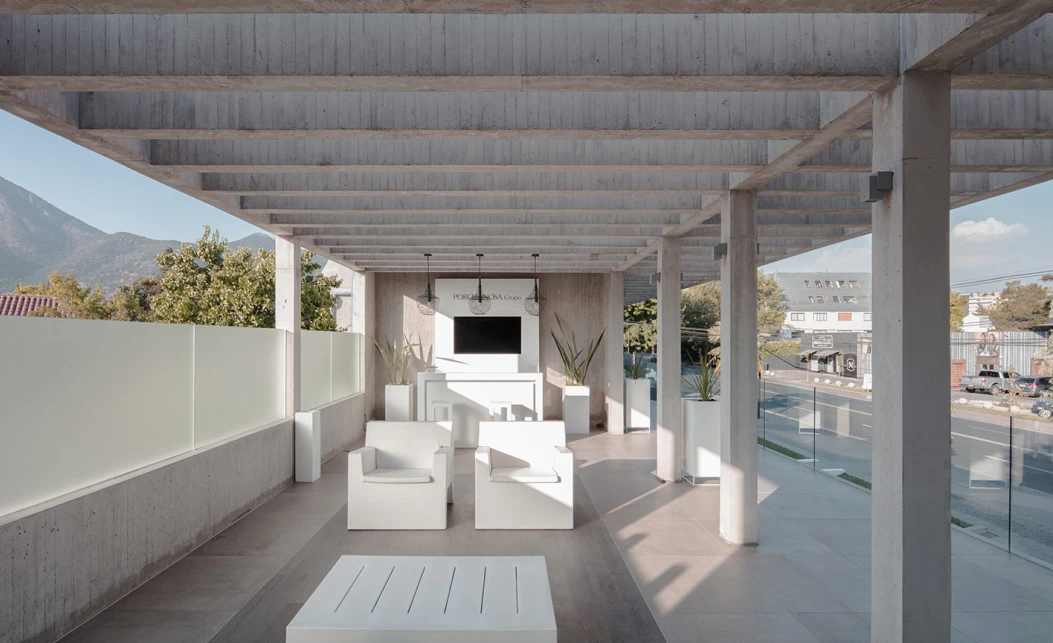 Earning a "Special prize for an Exterior Shops & Stores" at the Prix Versailles 2018 awards is the Porcelanosa showroom in Santiago, Chile, by Gonzalo Mardones Arquitecto
