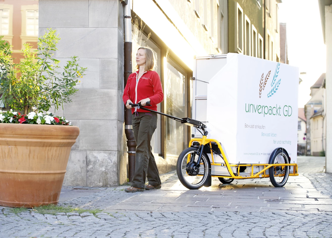 In addition to the basic trailer, Carla offers an electric-assist model that uses motor power for both cycling and hand truck uses