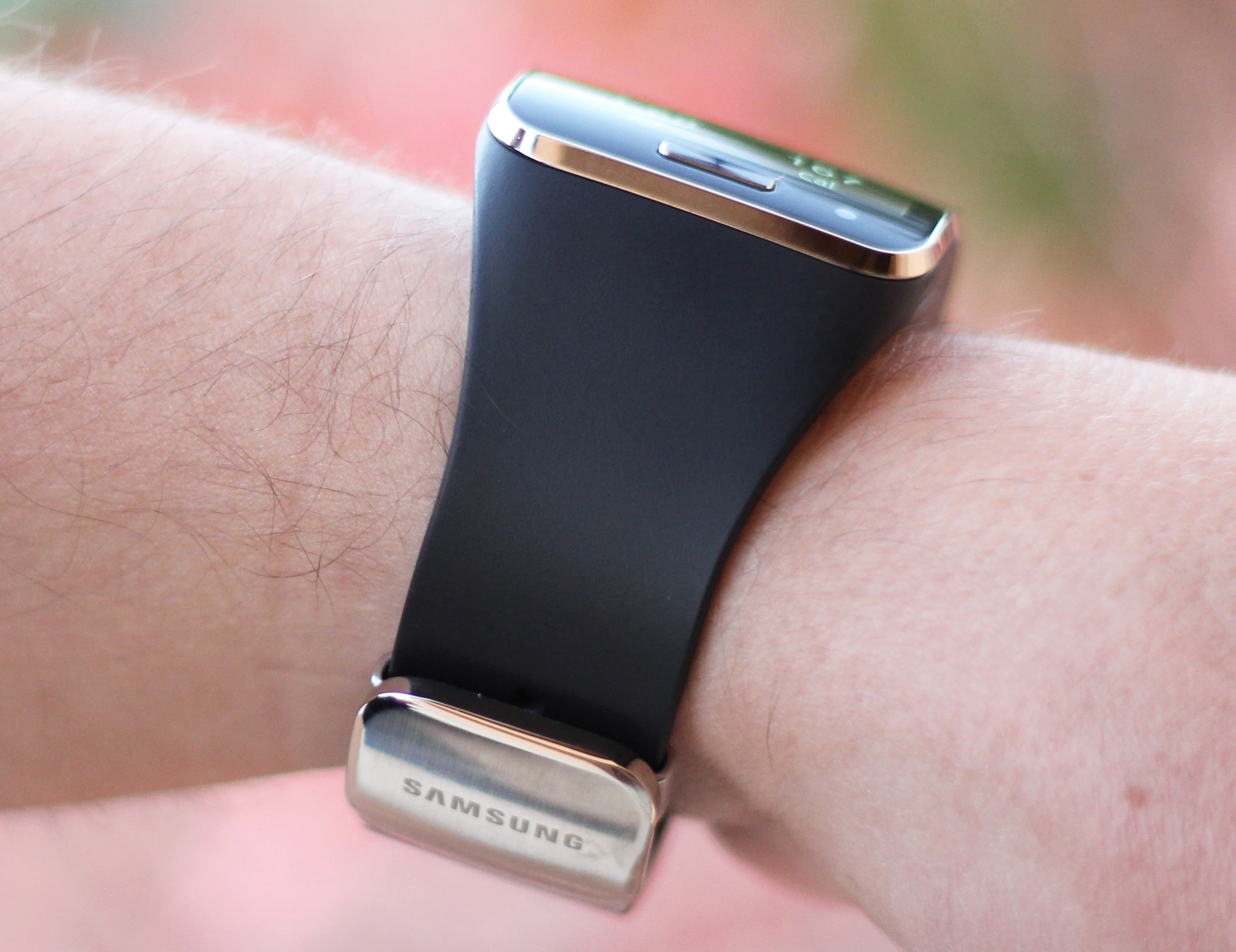 Side of the Gear S (Photo: Will Shanklin/Gizmag.com)