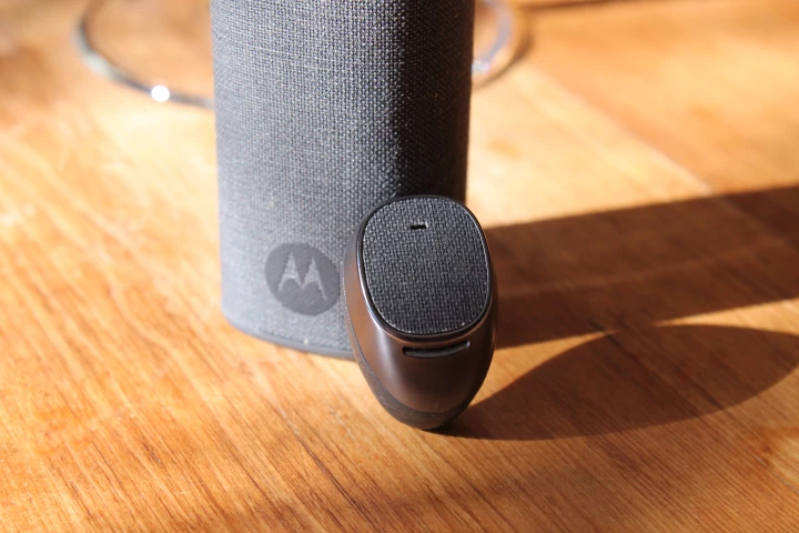 Gizmag reviews Motorola's attempt at reinventing the Bluetooth headset, the Moto Hint (Image credit: Eric Mack/Gizmag.com)