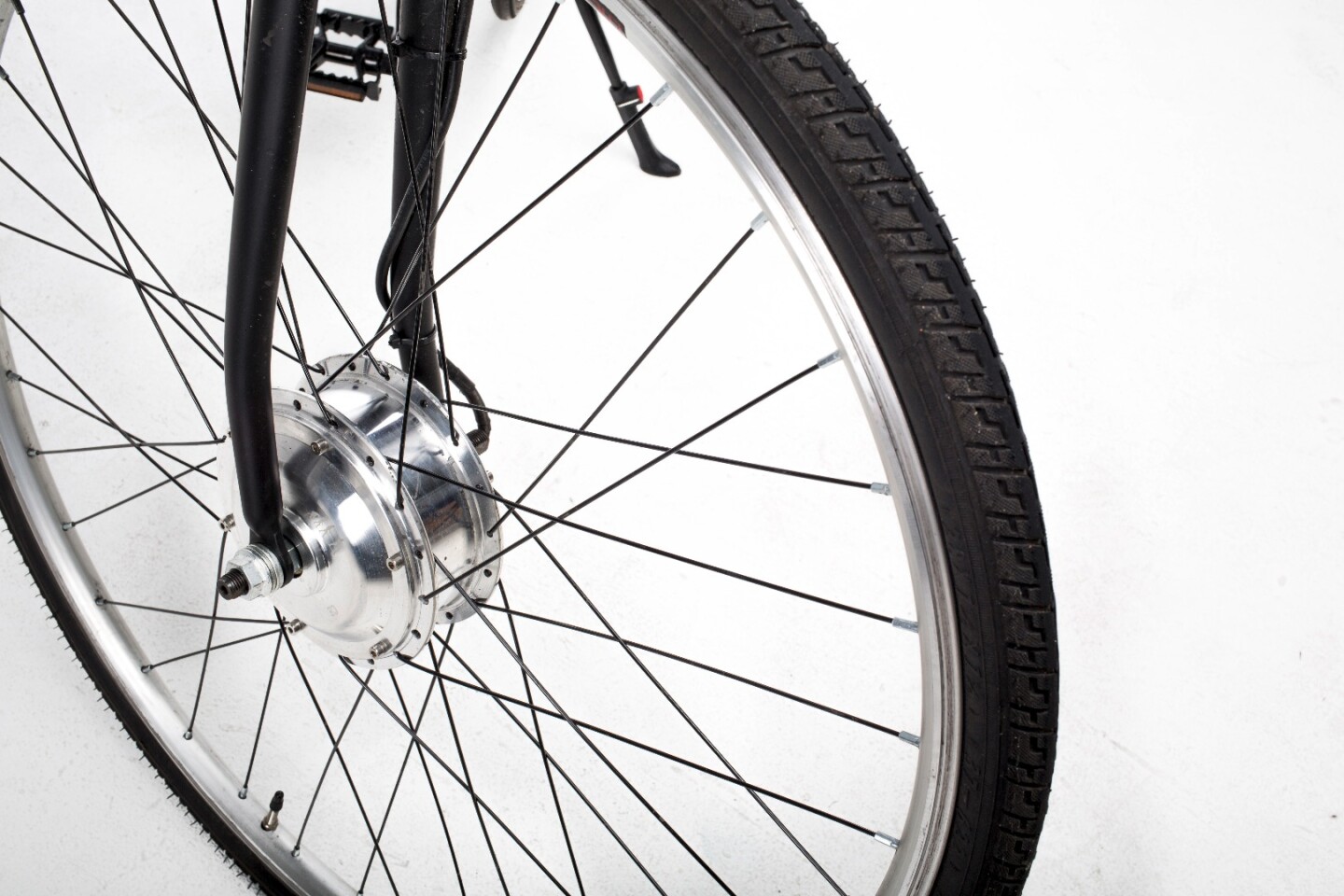 The iBike relies on a 350 W front hub motor