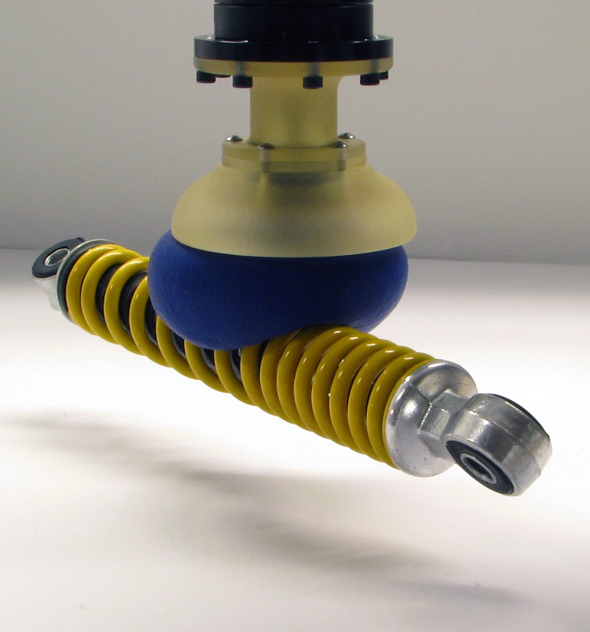 The universal gripper picks up a shock absorber (Image: John Amend, Cornell University)