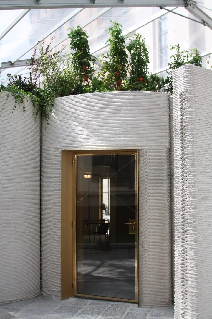 3D Housing 05 was built using ua robotic manipulator mounted on a movable base, rather than the more typical static 3D printer