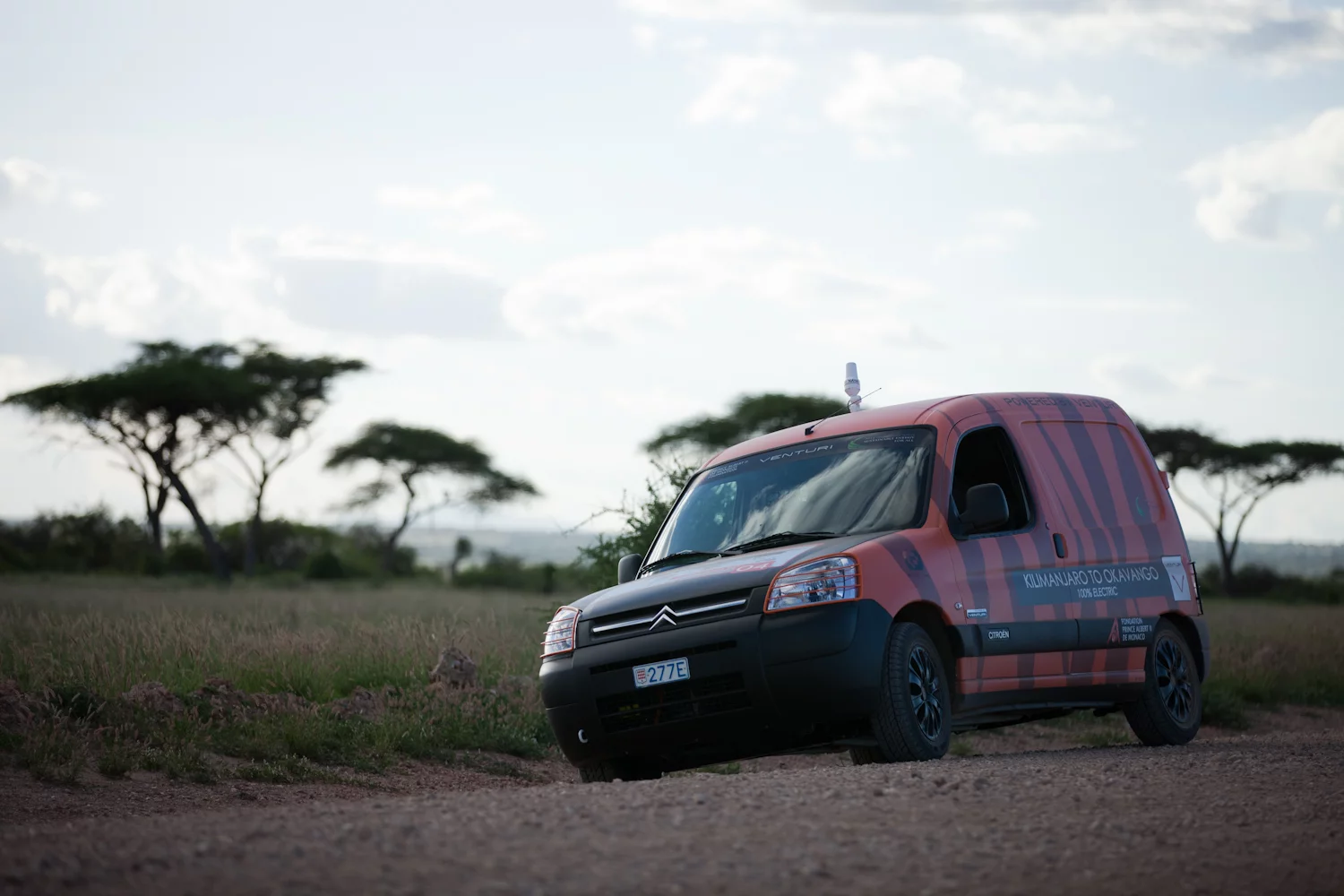 The electric Berlingo being used for the challenge is similar to those currently in the service of the French Postal Service, albeit with some extra battery power to extend its range and raised suspension