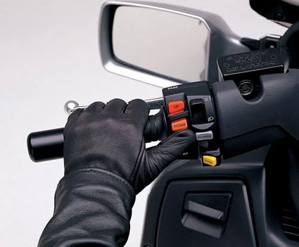 Put simply, in manual mode, it's like a tiptronic-style manual gearbox for a two wheeler, and the gears can be changed by thumb. Almost the whole time we had the machine, we used the automatic mode, because it offered continuously smooth automatic operation, the utmost convenience and almost no downside. And we found that the manual mode offered almost no advantage and was devoid somehow of that satisfying snick, so seamless is the Burgman power delivery. You push the button and it changes gear.