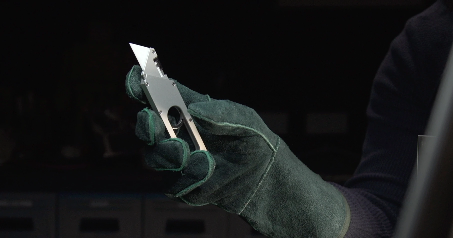 Where the Maker Knife gets particularly interesting is the locking mechanism the deploys and retracts the blade