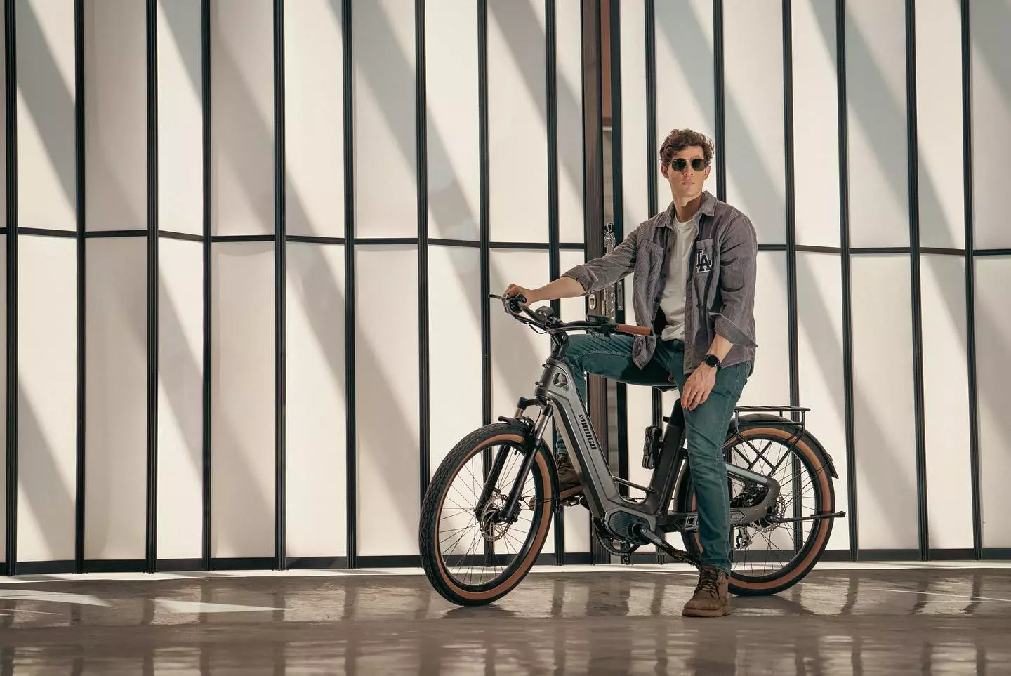 The carbon frame weighs just 7.7 lb, contributing to a single-battery/250-W ebike weight of 49.8 lb or a double-battery/750-W heft of 59.4 lb