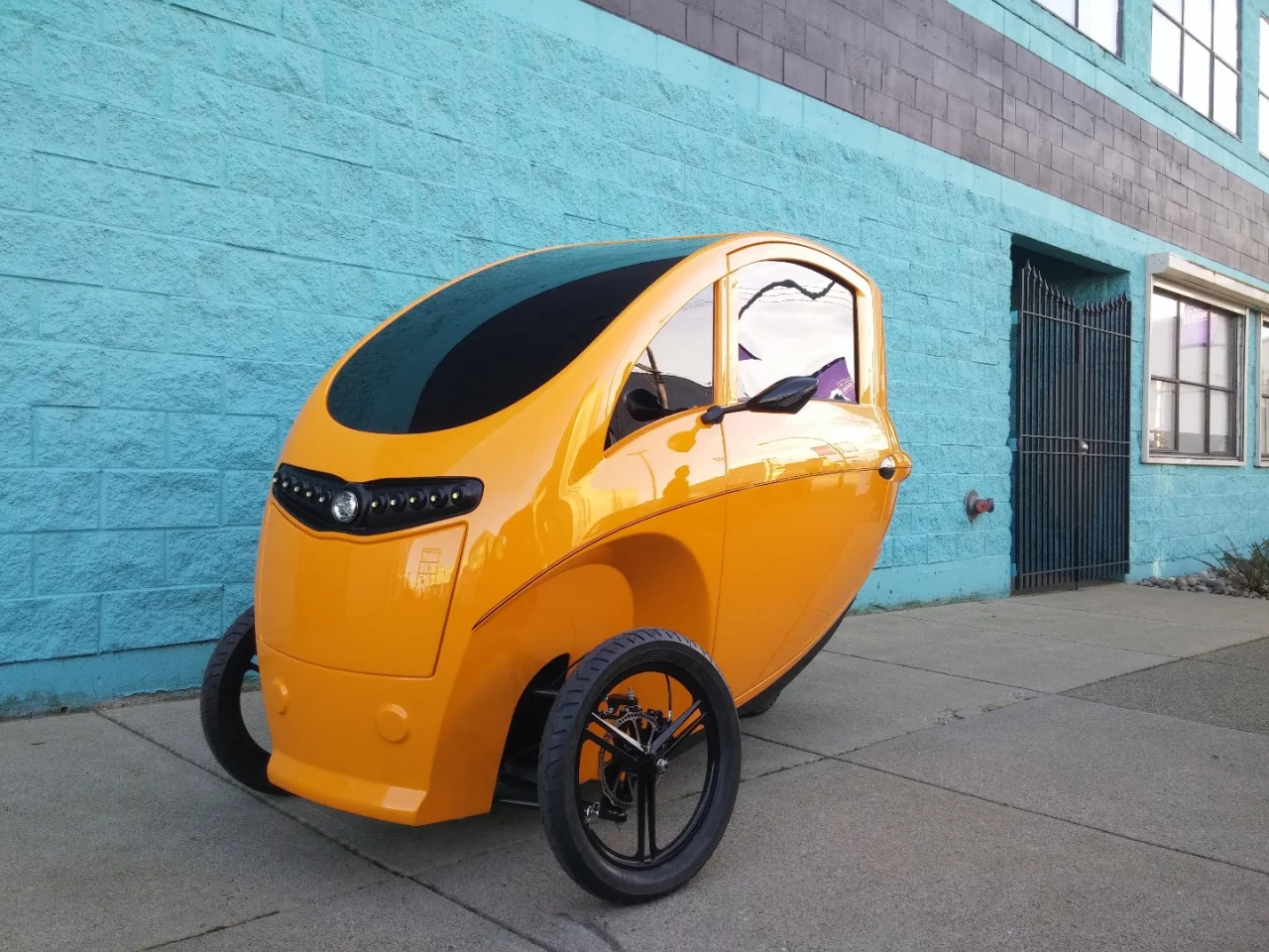 The Veemo has an automatic transmission (including a reverse gear), hydraulic disc brakes, and a full LED lighting system
