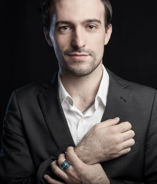 The Smarty Ring lets wearers keep track of five different time zones