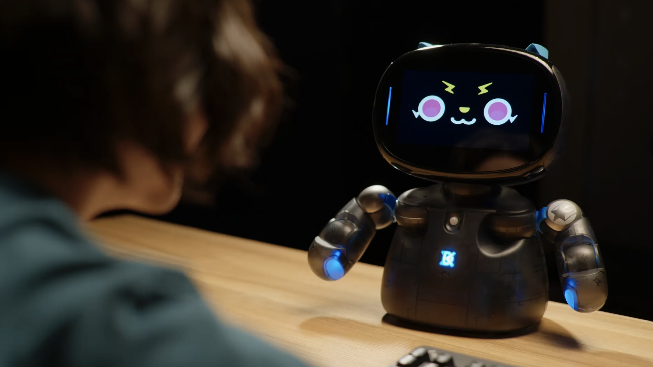 Cute desktop robot designed to keep armchair engineers engaged