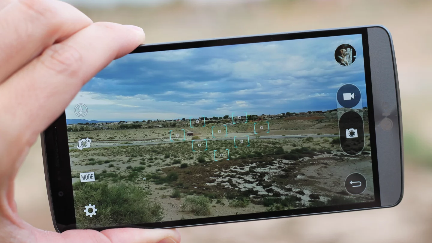 The G3's camera has a laser that helps with auto-focusing