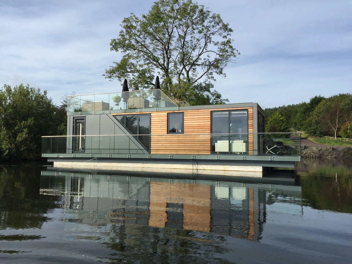 The debut prefab houseboat from the UK's Bluefield Houseboats a single-story home with a total floorspace of 500 sq ft (46.5 sq m)