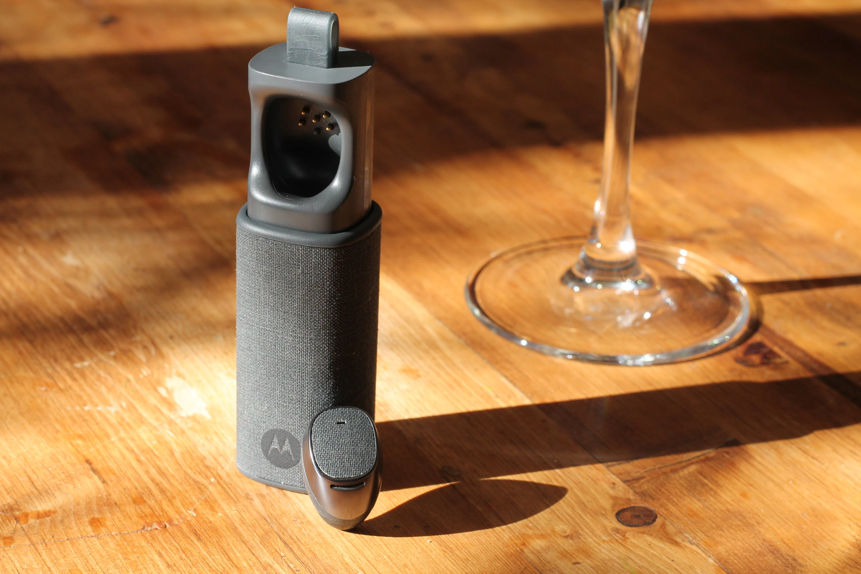 The charged carrying case provides more than two full charges on the go (Image credit: Eric Mack/Gizmag.com)