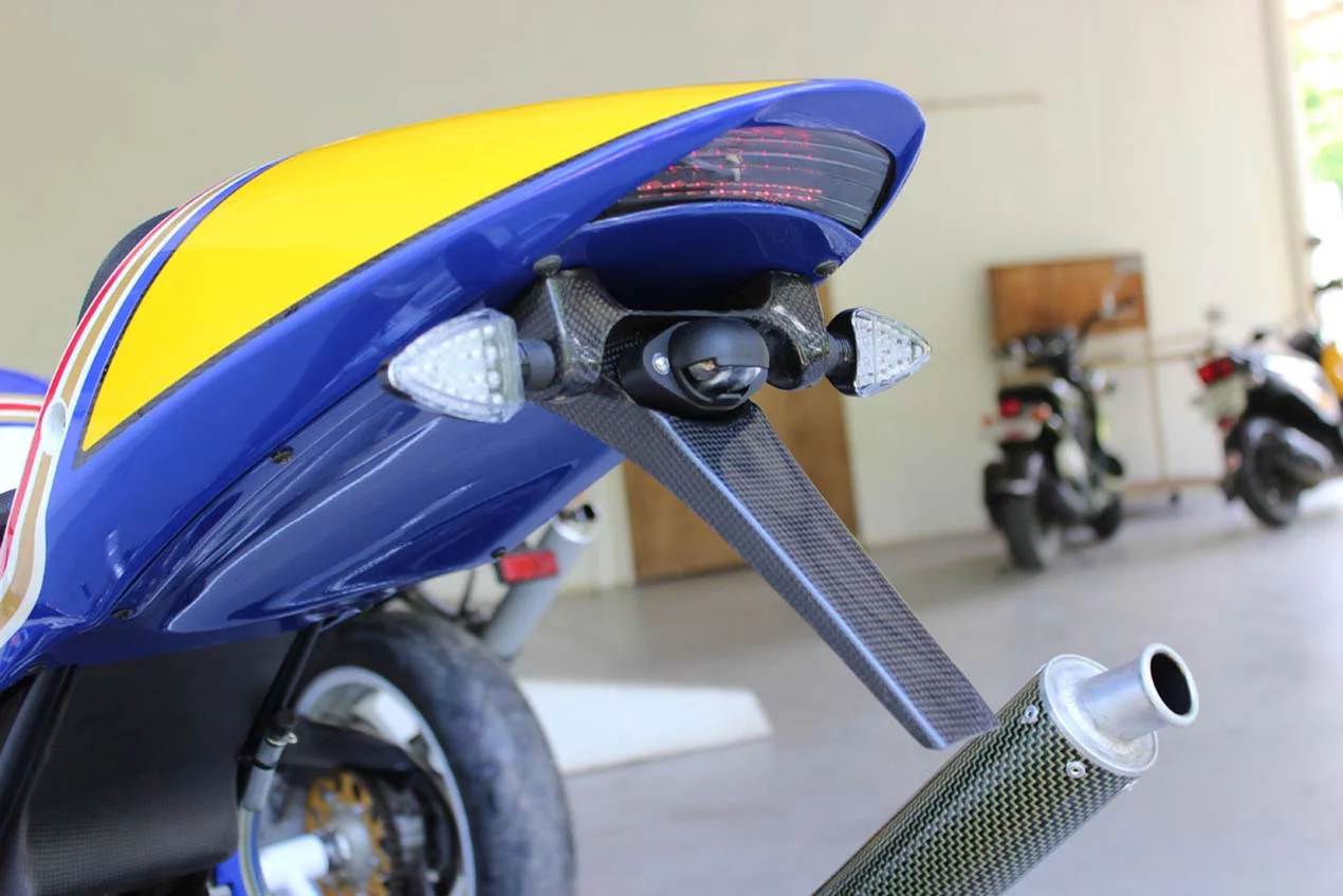 It'd be a sacrilege to fit a license plate on this NSR250R