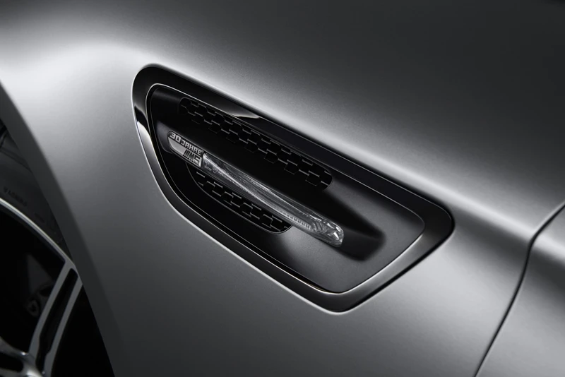 The door handles of the 30 Jahre Edition are finished in black chrome