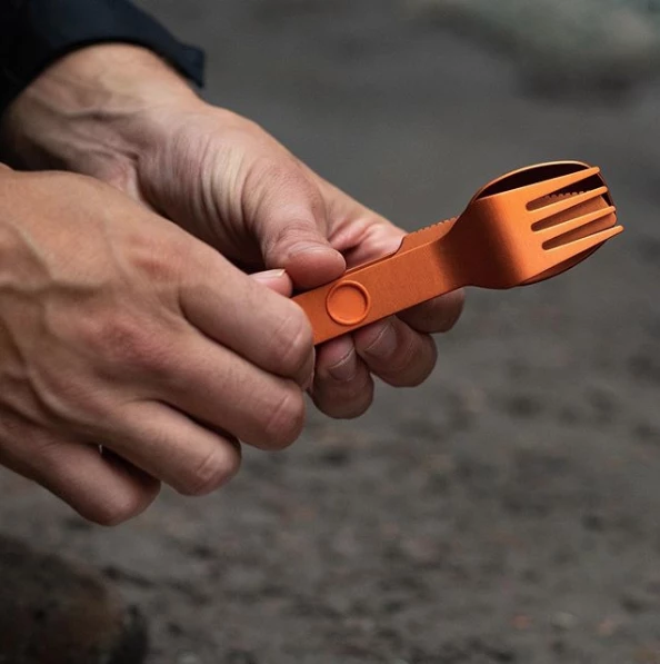 Embedded at two points along the handles of the knife, fork and spoon are magnets and male/female connector points