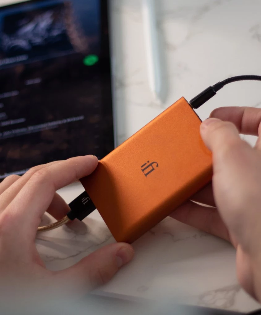 A source audio device connects to the hip-dac2 over USB, with the listener plugging in headphones/earphones via a 3.5-mm jack or 4.4-mm Pentaconn output