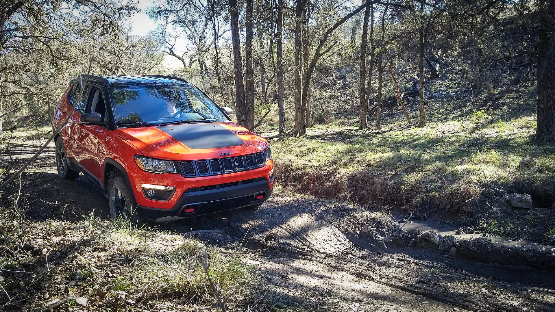 In the Compass Trailhawk, Jeep Active Drive Low offers a 20:1 crawl ratio and five-mode Selec-Terrain system