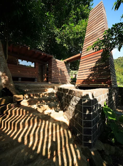 Sauna and tower on the grounds of the "ultra ruin" (photo: AdDa Zei/Casagrande Laboratory)