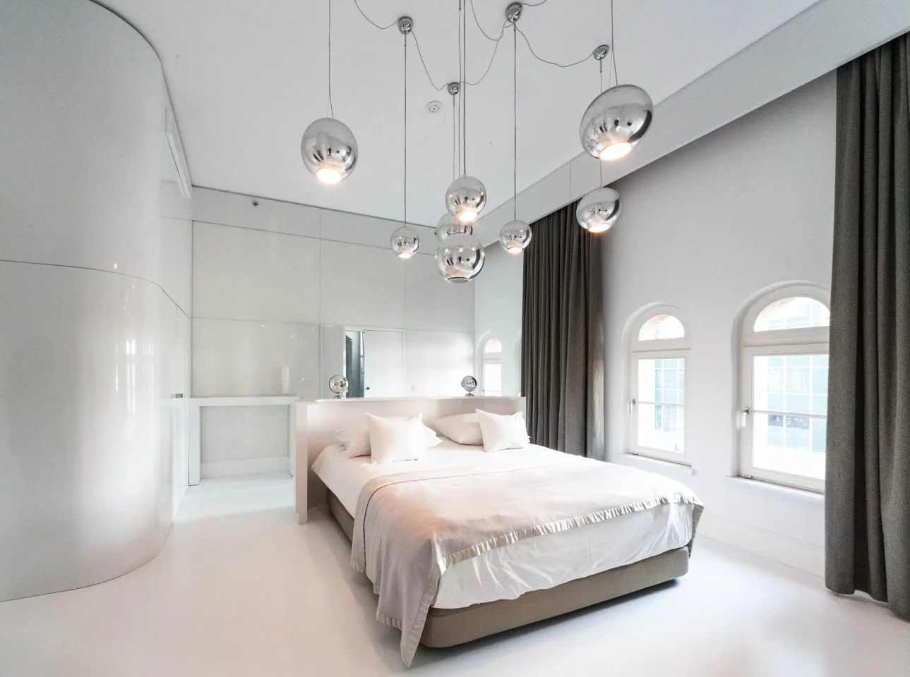 Blow Up Hall: white room interior (Photo: Loz Blain/gizmag.com)