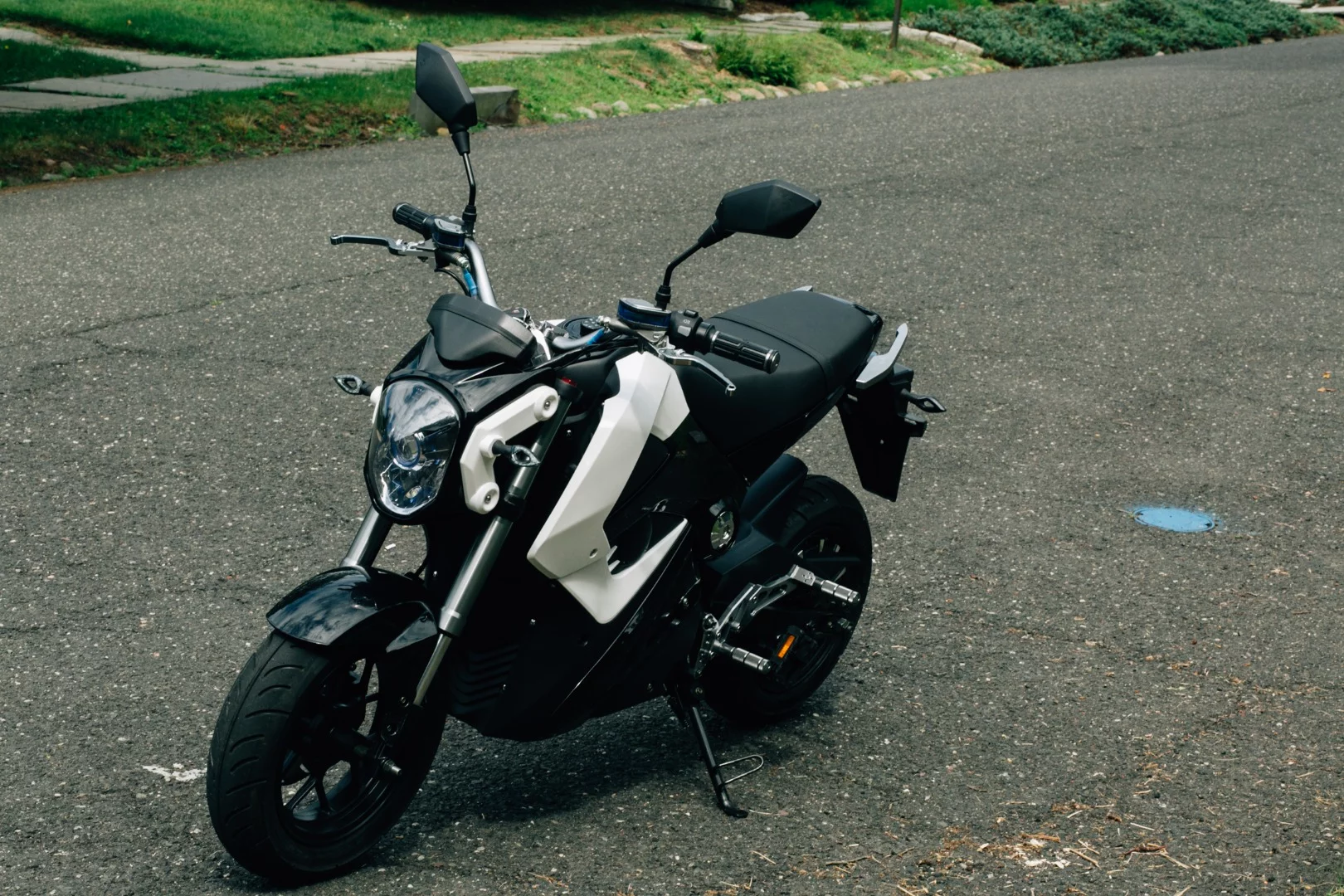 The Hover-1 Dragonfly has a top speed of 34 mph (55 km/h) and a range of 35 miles (56 km) per 6-hour charge