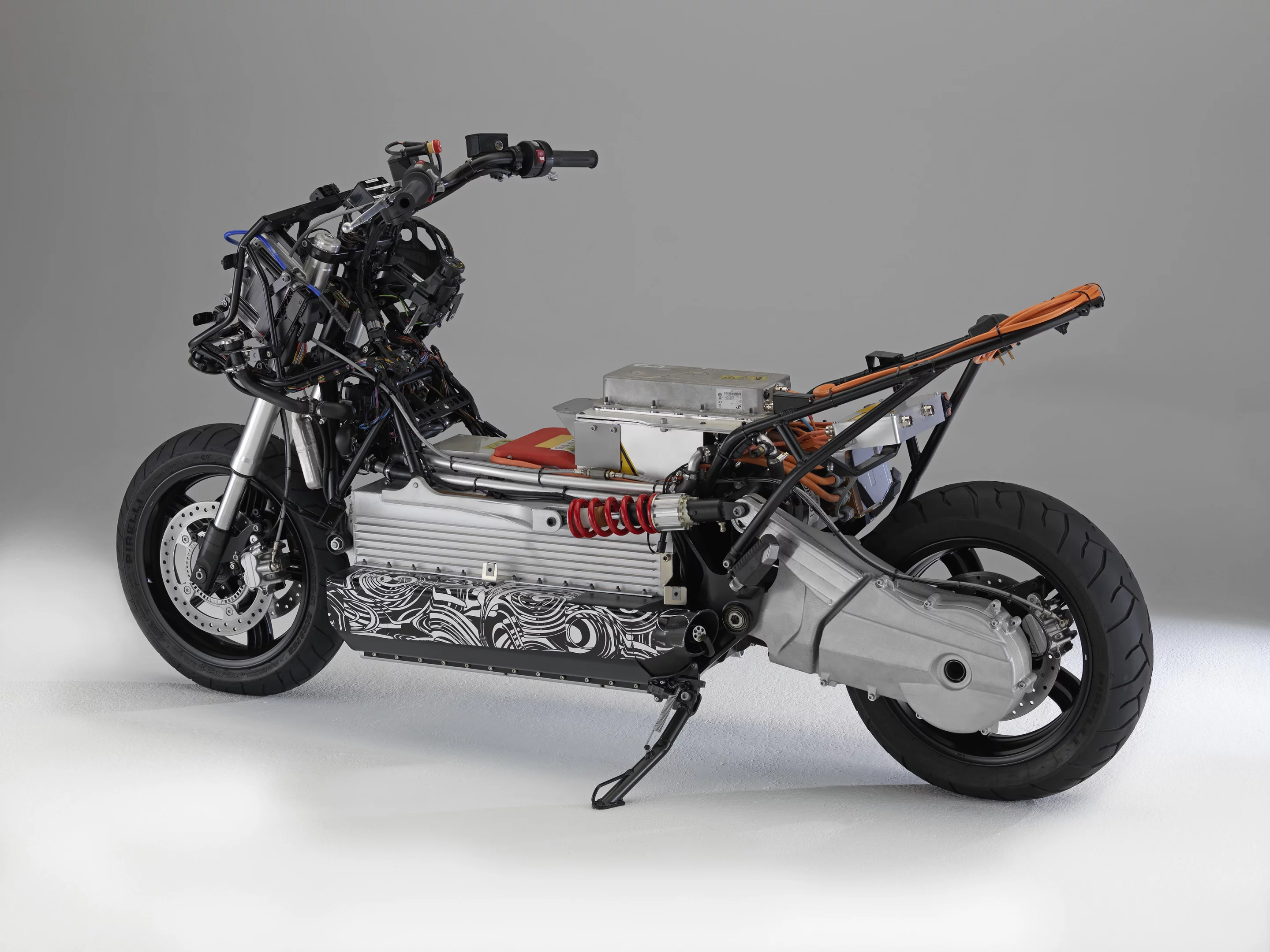 Previously released pics of the electro-scooter prototype show just how well BMW has used the shape of the maxi-scooter design