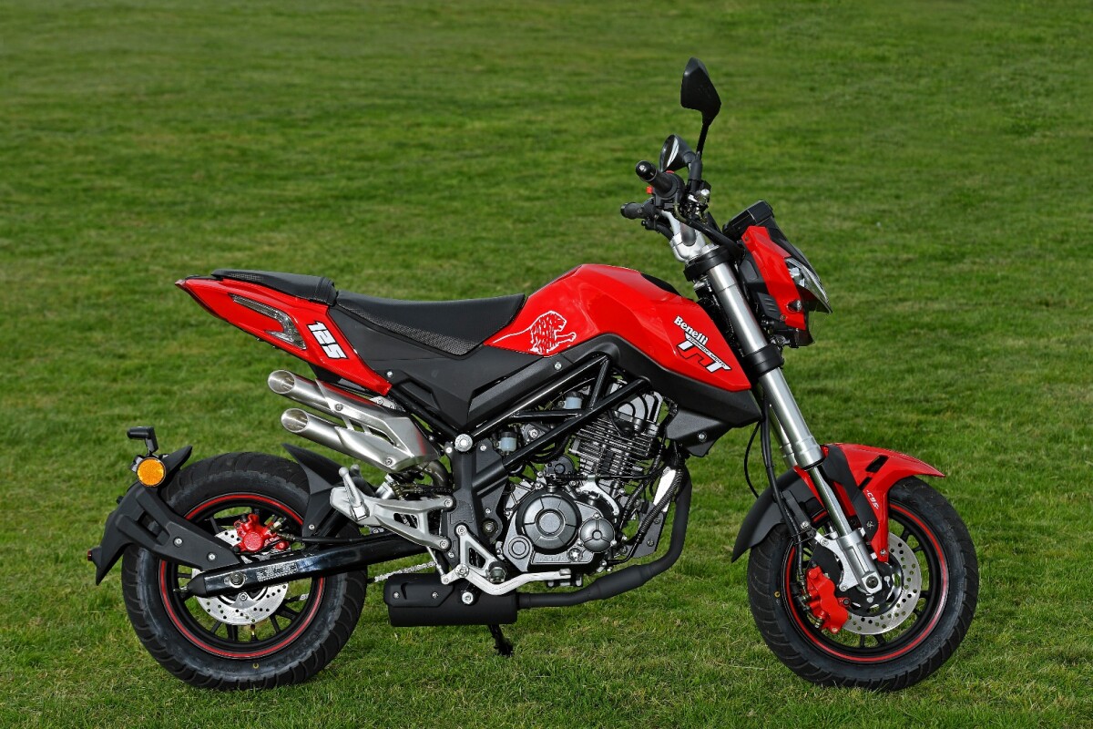 Benelli TnT125: the trellis frame and dual exhausts look terrific, particularly next to the competition