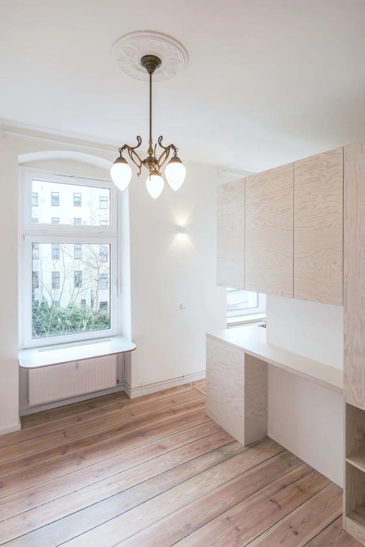 Large windows allow a lot of light into the Micro-Apartment Moabit (Photo: Ringo Paulusch)