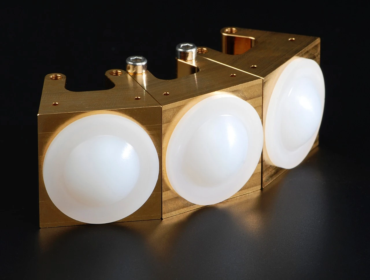 Fraunhofer's W-band radar is equipped with a three-channel antenna with dielectric lenses (Photo: Fraunhofer IAF)