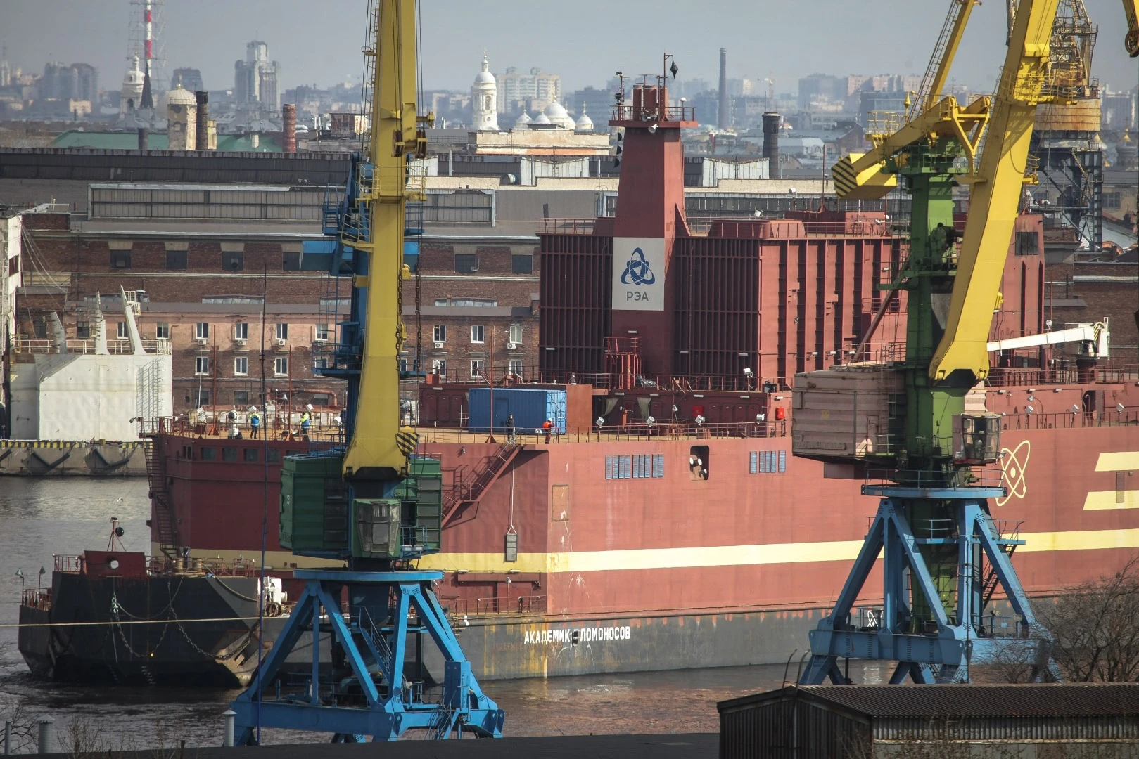 The “Akademik Lomonosov” leaves St. Petersburg under tow