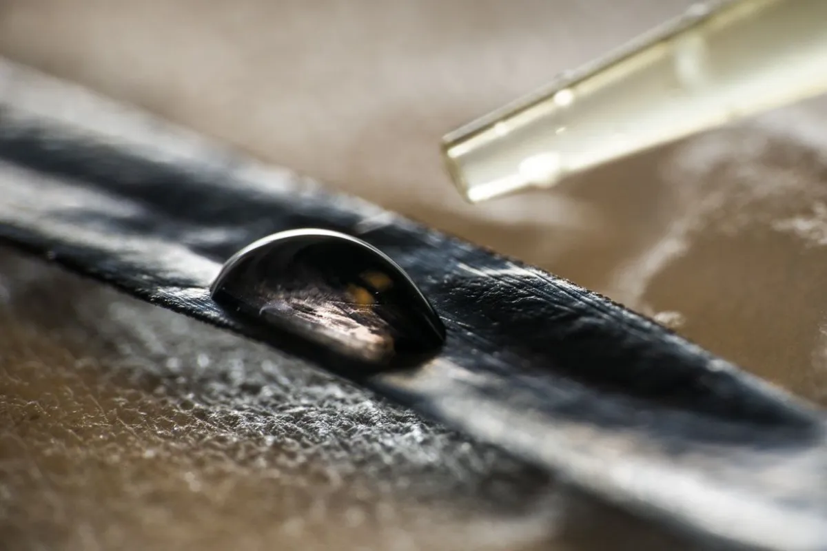 The artificial muscle consists of polymer material, into which the researchers have integrated enzymes that burn the glucose for energy the same as a biological muscle does