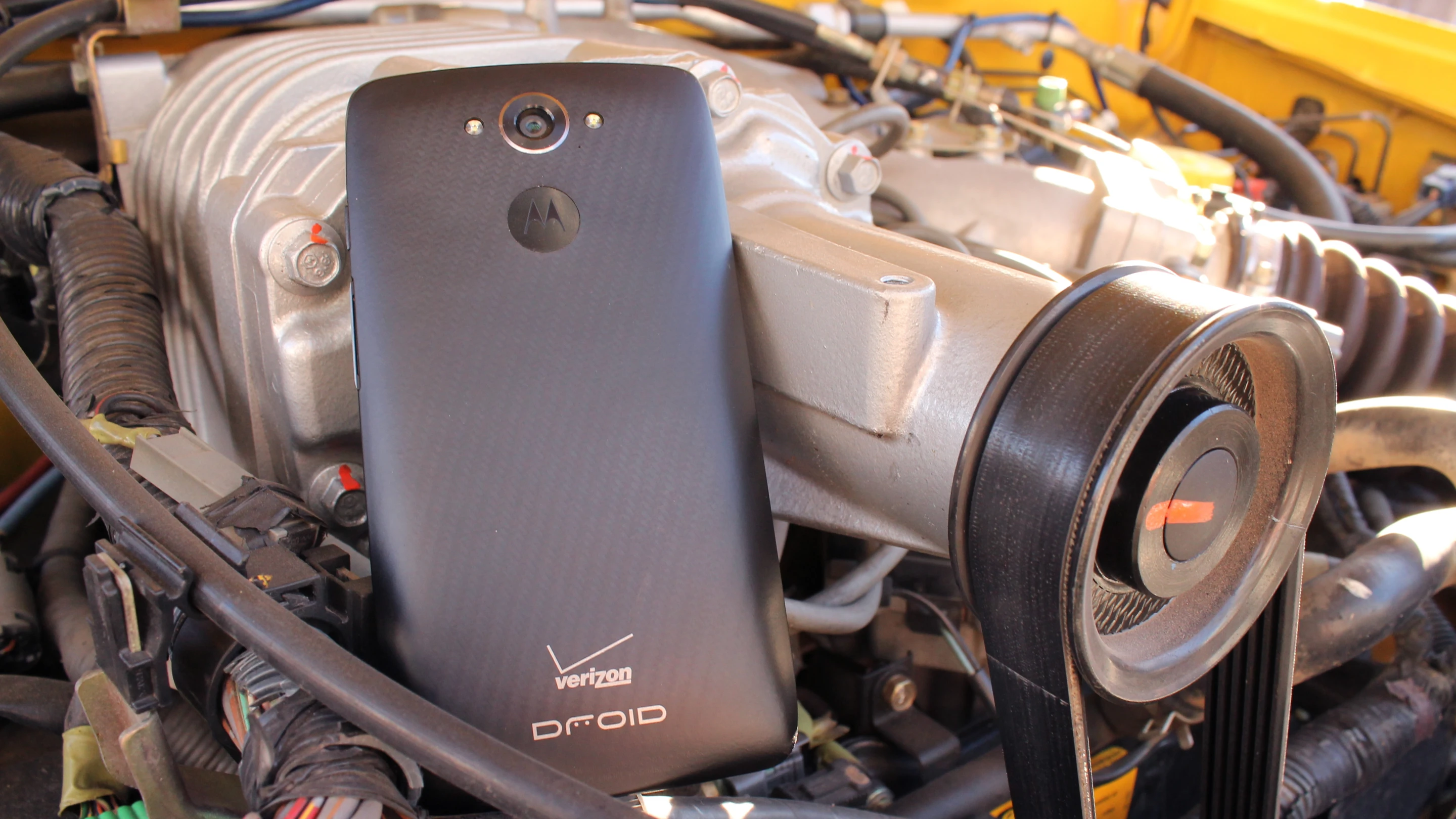 Gizmag reviews Motorola's powerful Droid Turbo (Photo: Eric Mack/Gizmag.com)