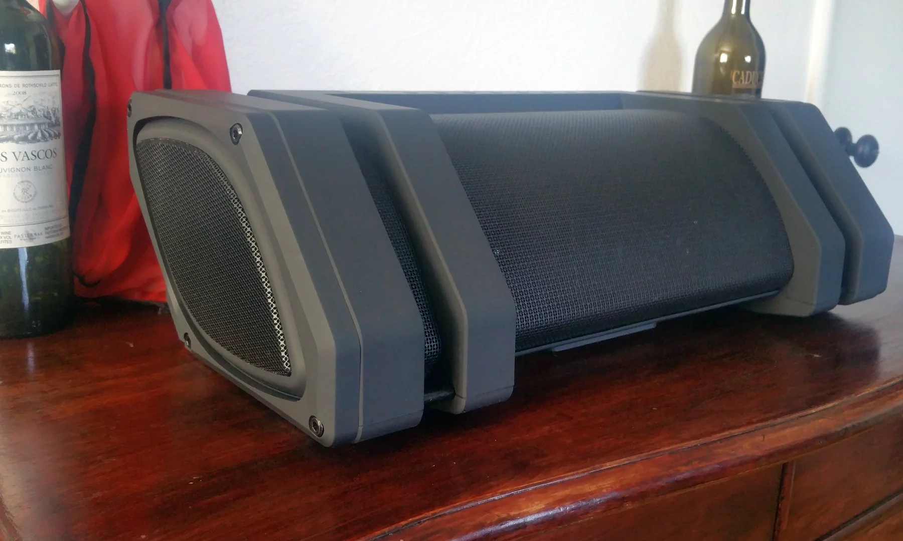 The Nyne Rock’s Bluetooth range is able to maintain a functional connection up to the listed 33 ft (10 m)