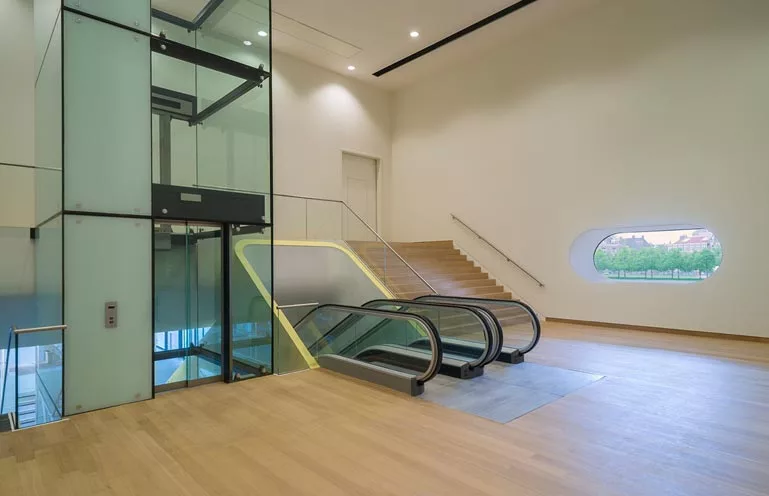 Inside the bathtub (Photo: John Lewis Marshall and Jannes Linders)