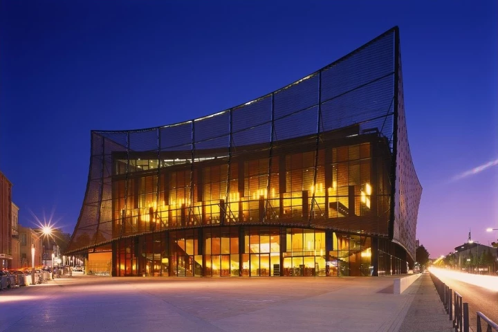 The Grand Théâtre d'Albi's mesh façade can be tightened or loosened in different places (Photo: Georges Fessy / DPA / Adagp.)