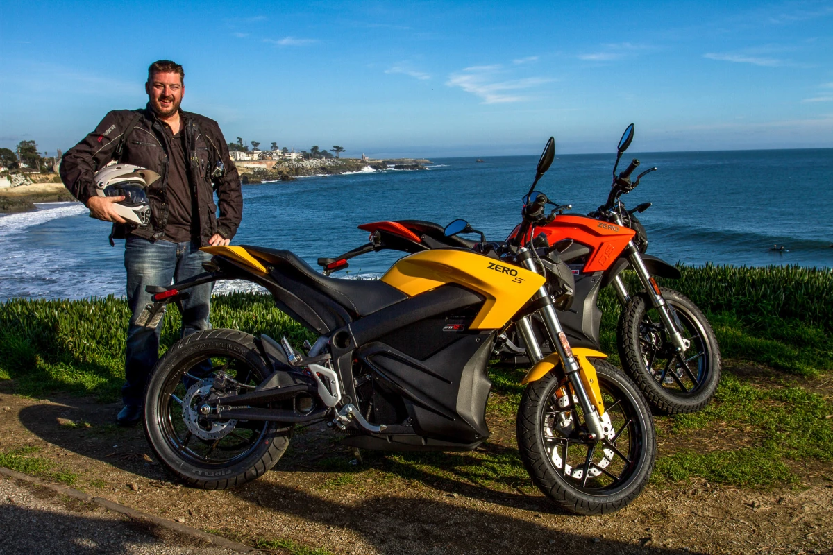 Loz Blain with the 2015 Zero S and DS by the cliffs of Santa Cruz (Photo: Andrew Wheeler/AutoMotoPhoto.com)