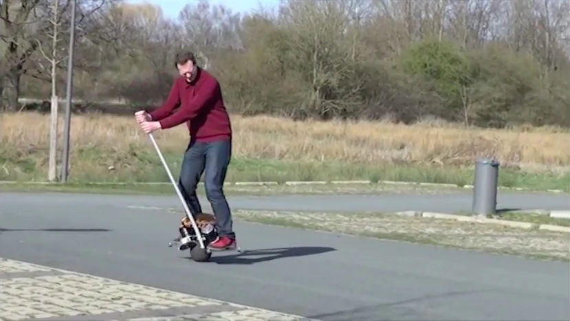 The Üo balances its rider on a rubber ball