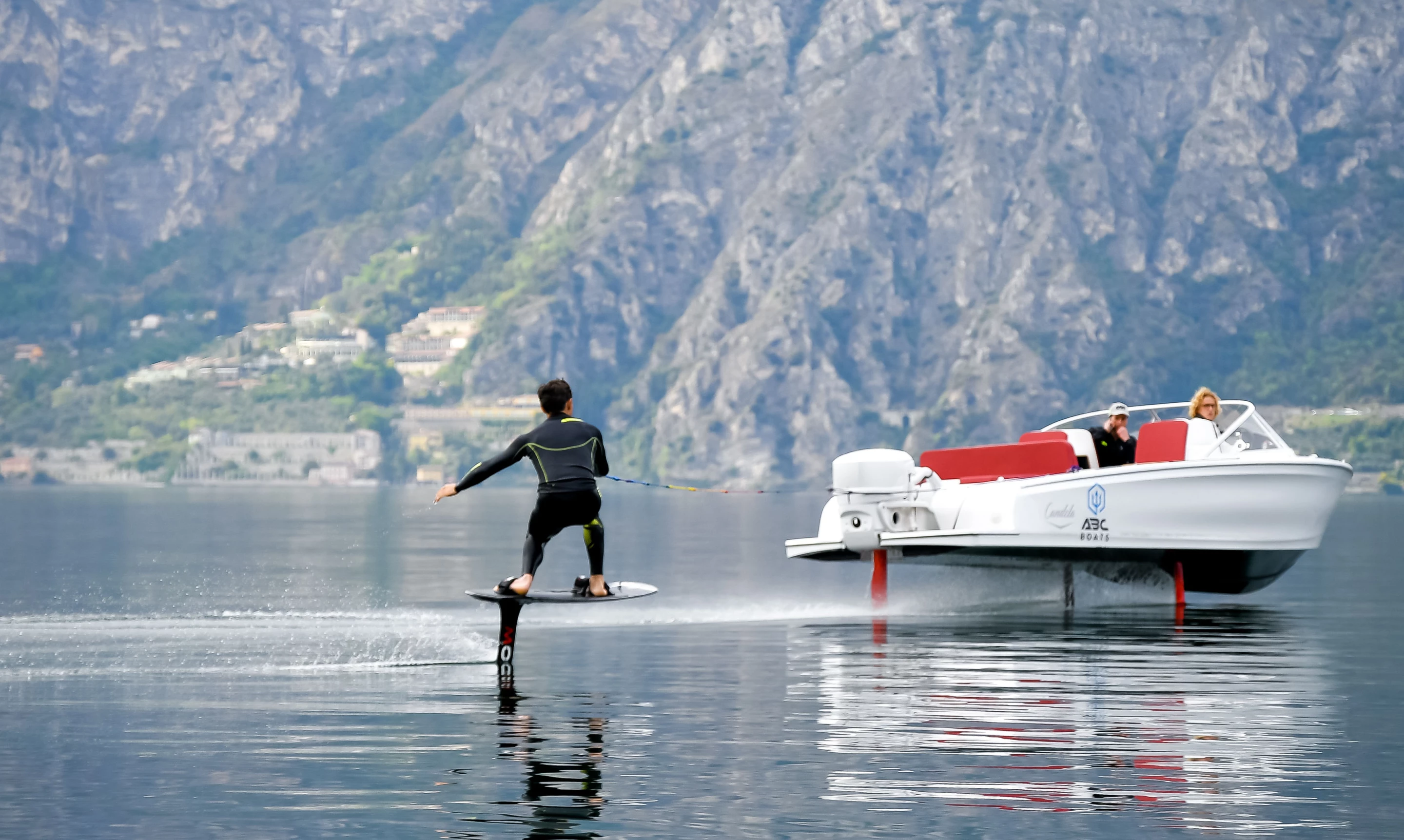 Hydrofoiling boat pulling a hydrofoiling board rider... there's a flex for ya!
