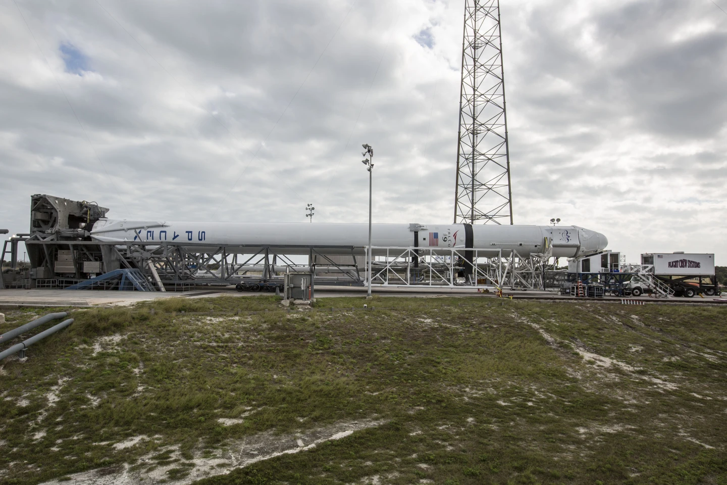 CRS-5 in horizontal position (Photo: SpaceX)