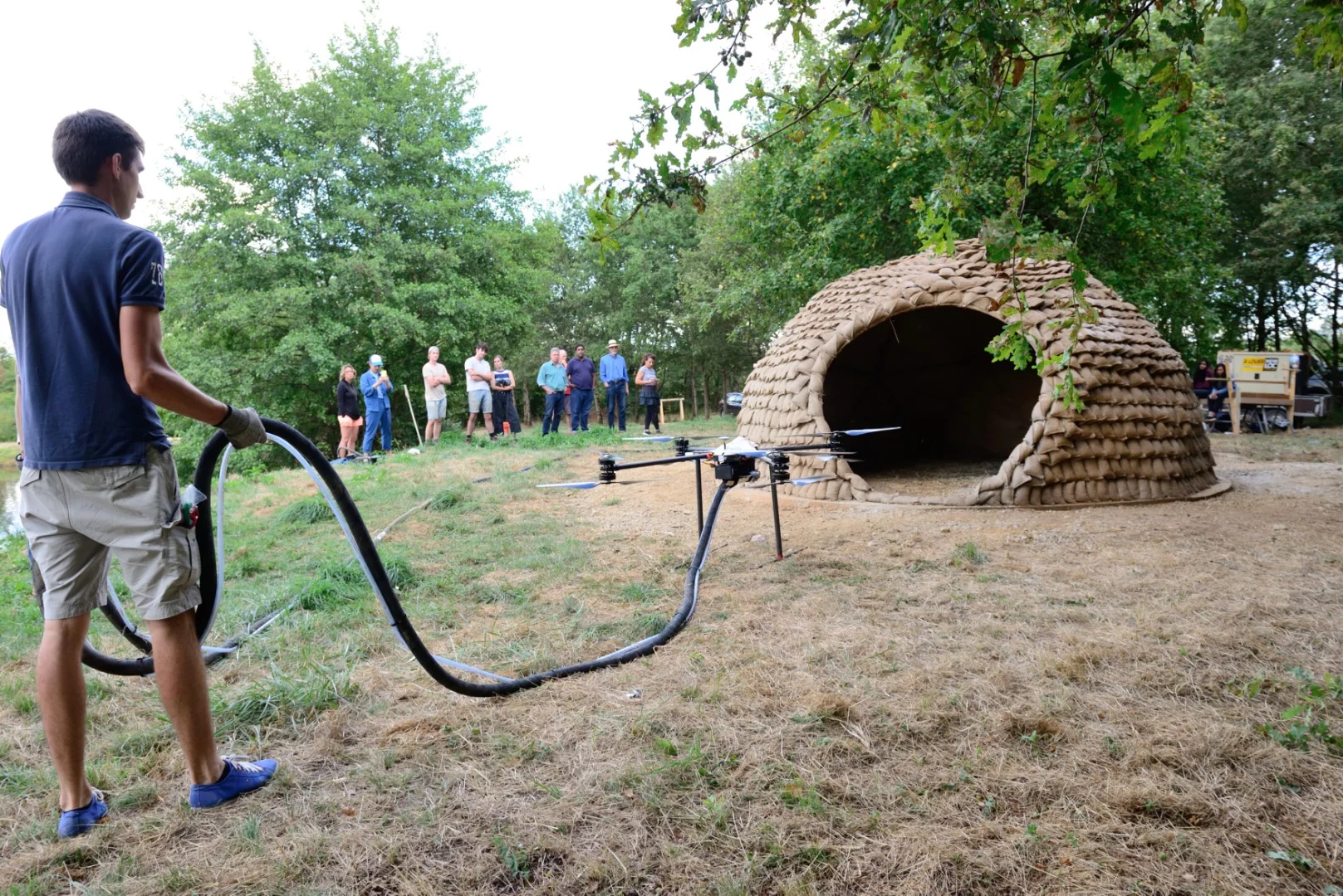 Chaltiel's team constructs its shelter at Domaine de Boisbuchet