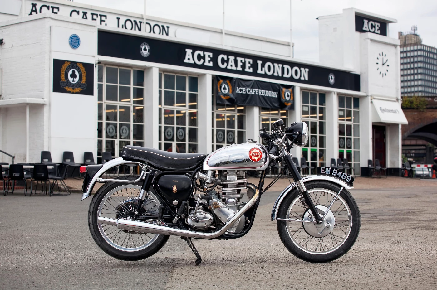 Restored to perfection, bored to 604 cc, and sold with more than £4,000 in receipts, which does not represent the full amount spent, this 1959 BSA 604cc Gold Star sold for $27,225 (£20,700). Auction Description