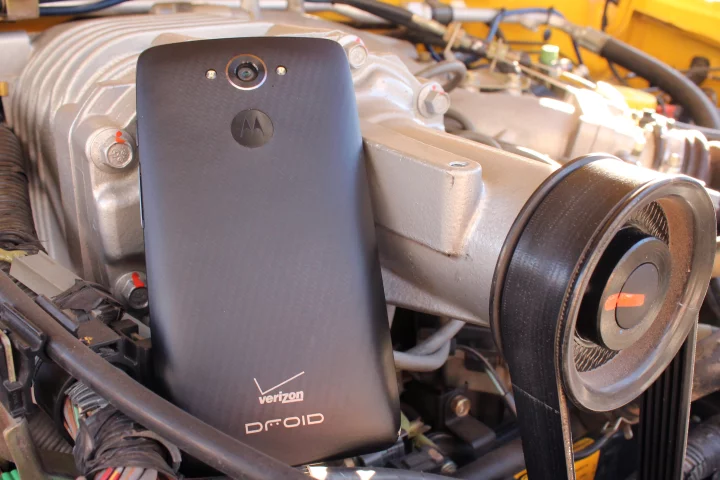 Gizmag reviews Motorola's powerful Droid Turbo (Photo: Eric Mack/Gizmag.com)