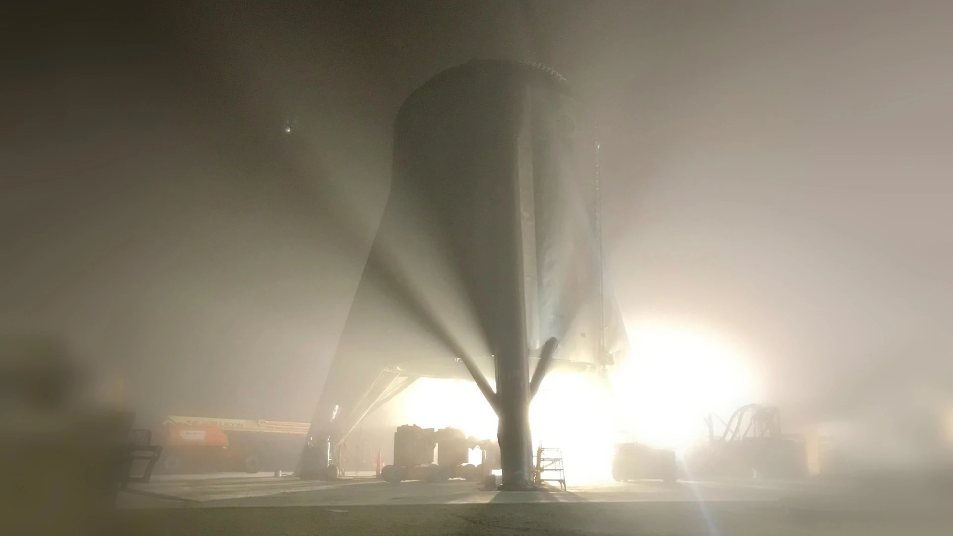 Earlier image of SpaceX's Starhopper prototype