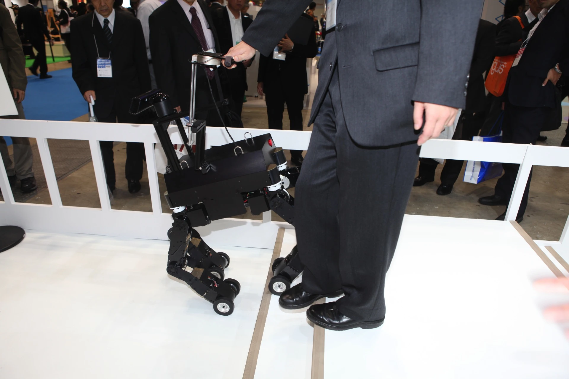 The NSK robot guide dog descends stairs (Photo: gizmag.com)