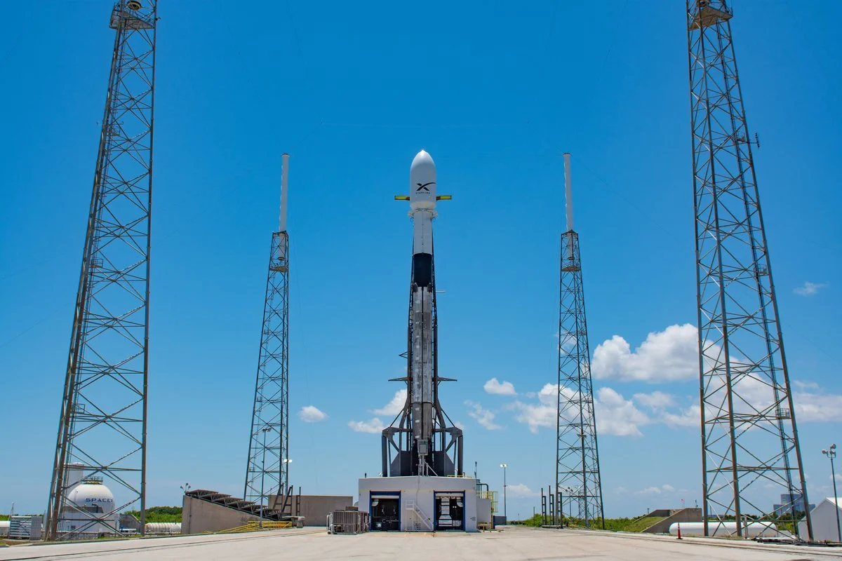 Falcon 9 on the launchpad ahead of the Starlink mission